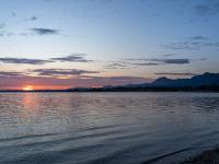 Sonnenaufgang am Chiemsee bei Prien-Harras